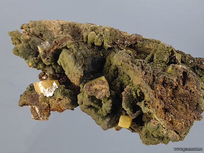 Вульфенит, миметит, лимонит. Мексика. 55*55*27мм