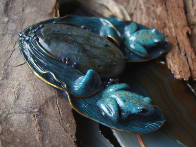 "Хранители озера Сбывающихся Грёз", коллекционная брошь с лабрадоритом и лягушками