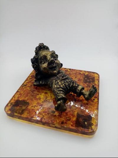 Малыш Антошка сын и внук  хомлинов большой на подставке