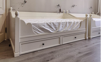 Кровать-кушетка с выдвижными ящиками и спинкой.