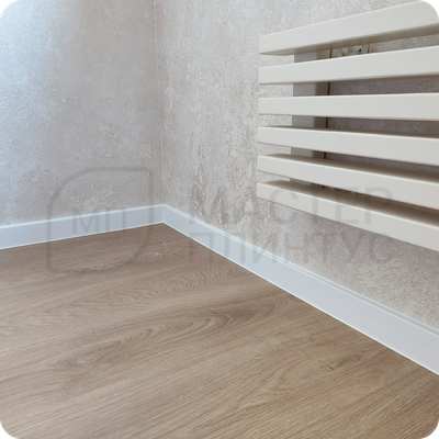 Плинтус ХДФ Dollken Cubu Flex Life 60мм Х 2,5 м Белый RAL 9003 в интерьере 1