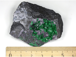 Уваровит кристаллы на породе, Урал (52*43*20 мм, 71 г) №25858