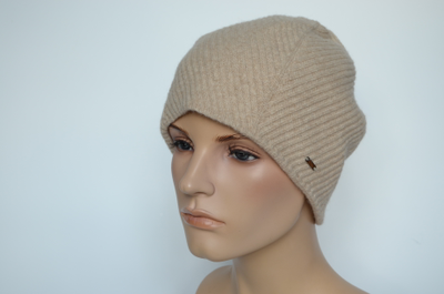 vyazanaya-shapka-bezhevaya-vizio-italiya-106-cy