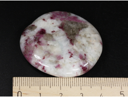 Турмалин розовый в кварце, полировка плоская, Бразилия (41*37*8,5 мм, 22 г) №35688