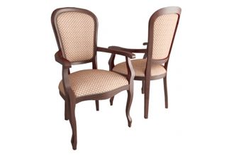 Георг 2 — массивный стул с подлокотниками и мягким сиденьем