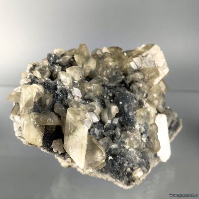 Кальцит, друза кристаллов свободного роста на барите.  Россия. 140*100*70мм