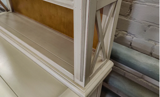 Полка открытая с перекрестиями по бокам.