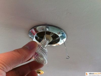 Замена потолочных светильников на потолке квартиры ИВАНМАСТЕР