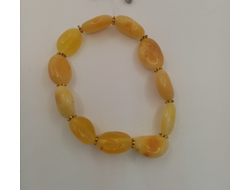 Браслет из натурального янтаря на резинке с бижутерией