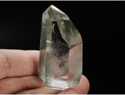 Кварц горный хрусталь с фантомами и хлоритом, кристалл полированный, Бразилия (52*29*25 мм, 52 г) №36859