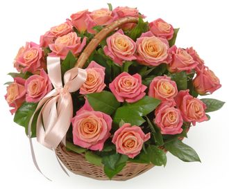 Романтическая корзина из розовых роз и салала