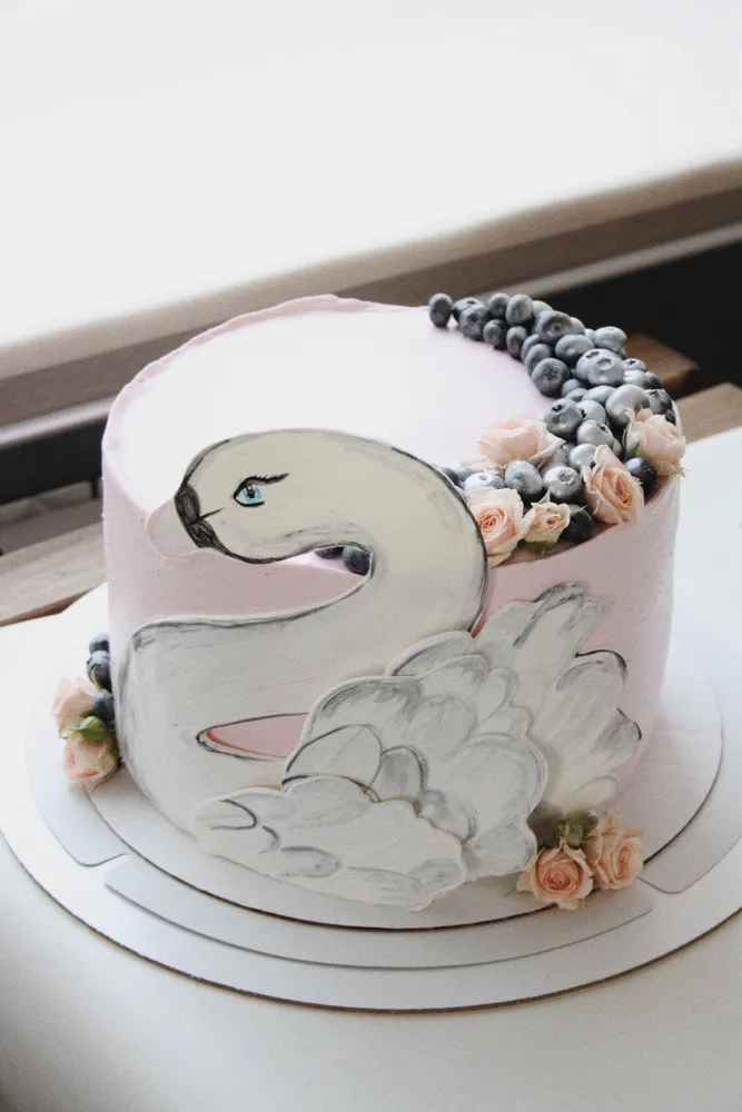 Сахарная картинка + полумесяц из ягод.