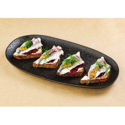 Брускетты со слабосоленой килькой