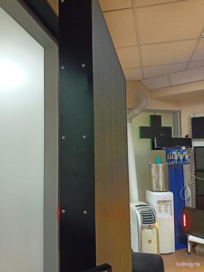 Светодиодный пилон (P4) 960x0,11x1,98m