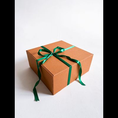 Огромная подарочная коробка GILEV 45х45х20см с зеленой лентой и наполнителем крафт