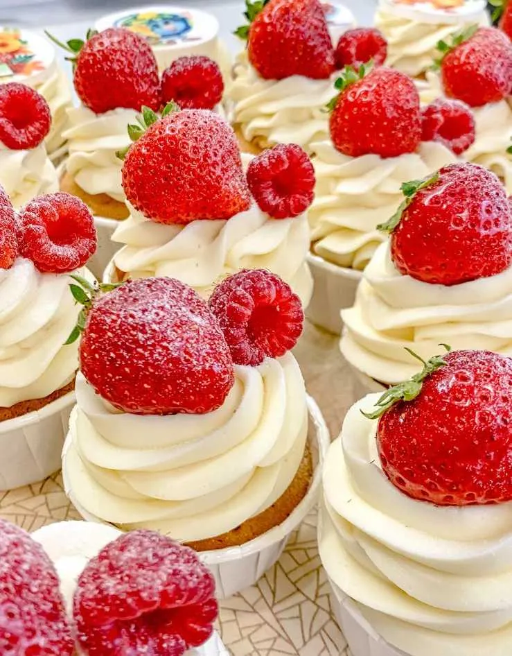 Капкейки ванильные с ягодой
250руб/1 шт, минимальный заказ  20 шт