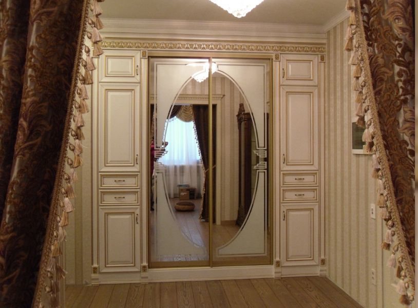 Изготовление на заказ гардеробной комнаты в коттедже в Екатеринбурге