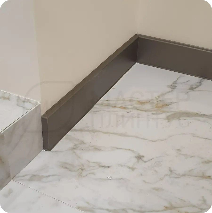 Теплый акцент: установка плинтуса Dollken в цвете бронза создает уютный и роскошный акцент в современном интерьере.