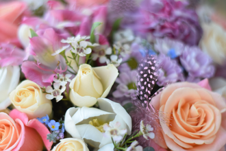 Шляпная коробка с розами, альстромерией и эустомой