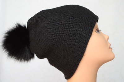 vyazanaya-zhenskaya-chernaya-shapka-pompon-i-ukrasheniya-vizio