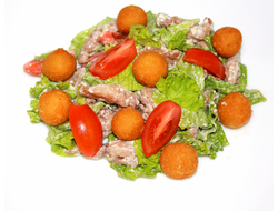 Салат с картофельными шариками под соусом ,,Блю Чиз"