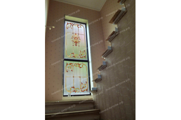 Окно на лестнице с витражом на пленке