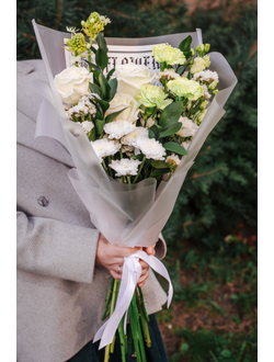 Белый с зелеными гвоздиками