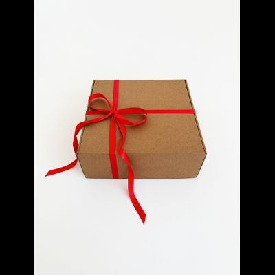 Большая подарочная коробка GILEV 37х37х14см с красной лентой и наполнителем крафт