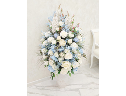 Большая Композиция из искусственных цветов для интерьера - в светлых тонах в керамической вазе