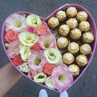 Большое сердечко с конфетками ферерро и цветами