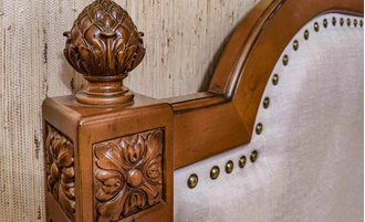 Кровать резная с высоким мягким изголовьем.