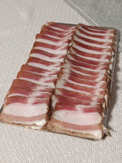 Домашнее сало нарезка с черным перцем и чесноком | ферма СытникЪ