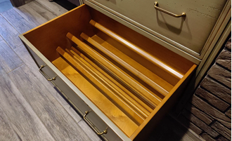 Высокий комод с 8 ящиками, цвет хаки.