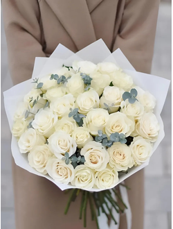 31 роза с эвкалиптом (цвет на выбор)