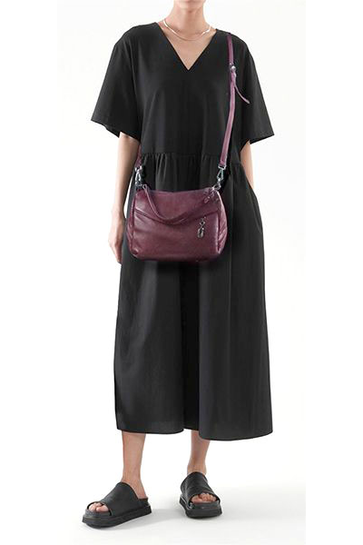 (АРТИКУЛ: 8332/0/02) СУМКА ЖЕНСКАЯ, НЕБОЛЬШАЯ, НАТУРАЛЬНАЯ КОЖА, ТЕМНО-БОРДОВАЯ, С ДЕКОРАТИВНЫМИ НАРУЖНЫМИ КАРМАНАМИ, С ПЛЕЧЕВЫМ РЕМНЕМ