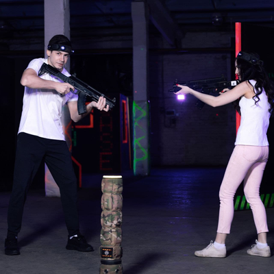 Взрослые играют в лазертаг в Санкт-Петербурге