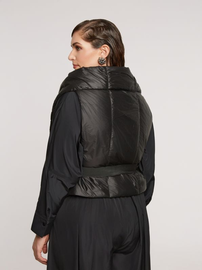 Эффектный жилет на синтепоне с поясом