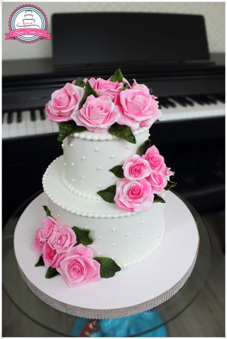 Торт свадебный с розовыми розами