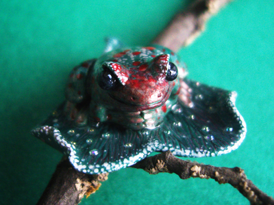 "Сердце Изумрудного леса", брошь с лягушкой (скульптурная миниатюра)