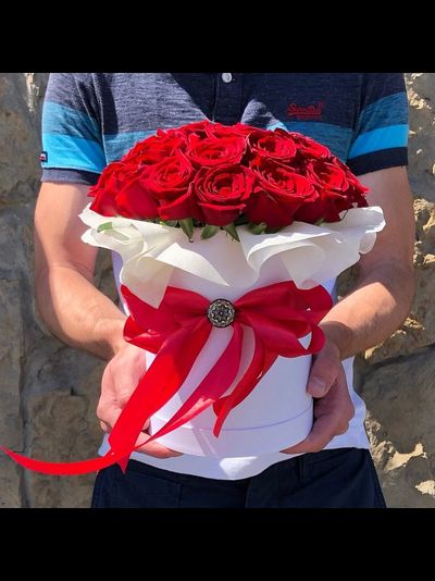 29 КРАСНЫХ РОЗ В ШЛЯПНОЙ КОРОБКЕ