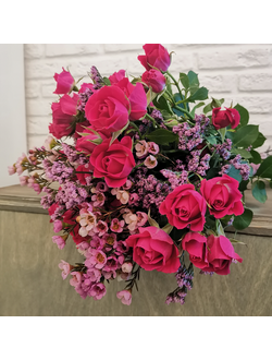 Букет из кустовых роз и ваксфлауэра