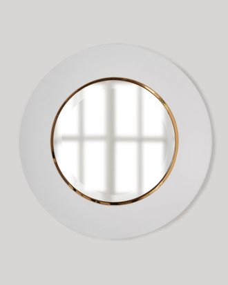 Зеркало круглое в белой широкой раме с золотым ободком внутри.