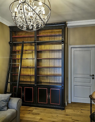 Библиотека модульная с лестницей с нижней тумбой.