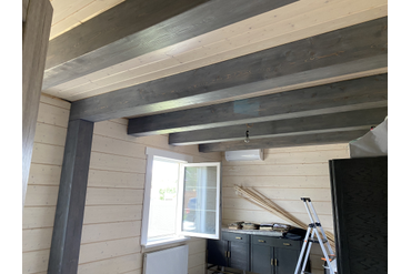 Фальш-балка из сосны с брашированием. Работа spilcenter.com. г.Москва