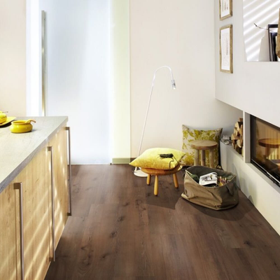 Биополы PURLINE Wineo 1500 wood XL Village Oak Brown PL088C в интерьере кухни