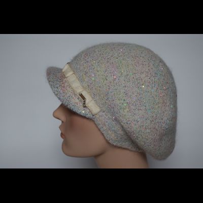 belaya-kepka-vyazanaya-s-raznotsvetnymi-payetkami-vizio-italiya