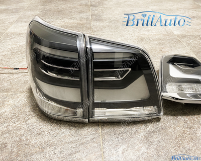 Cтопы Toyota Land Cruiser 200 07-15 в стиле 21 года LED (дымчатые серые)