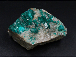 Диоптаз (аширит), кристаллы на породе, Намибия (50*36*29 мм, 52 г) №25597