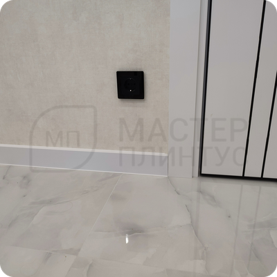 Плинтус ХДФ Dollken Cubu Flex Life 60мм Х 2,5 м Белый RAL 9003 в интерьере 12