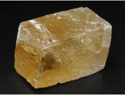 Кальцит оптический золотистый (исландский шпат), скол по спайности, Бразилия (46*30*21 мм, 66 г) №38301